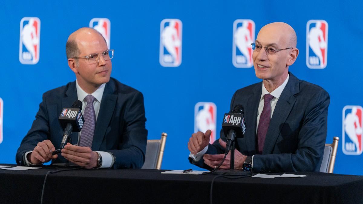 Andreas Zagklis, junto a Adam Silver, comisionado de la NBA