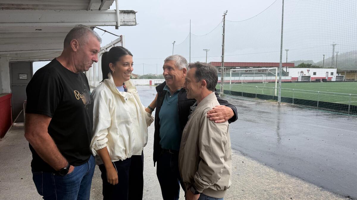 La alcaldesa de Ribeira con otras autoridades y técnicos deportivos en el campo de Carreira