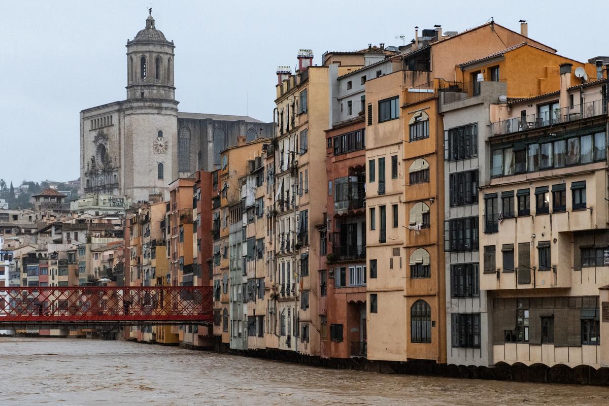 El río Onyar a su paso por Girona durante el temporal de lluvias.