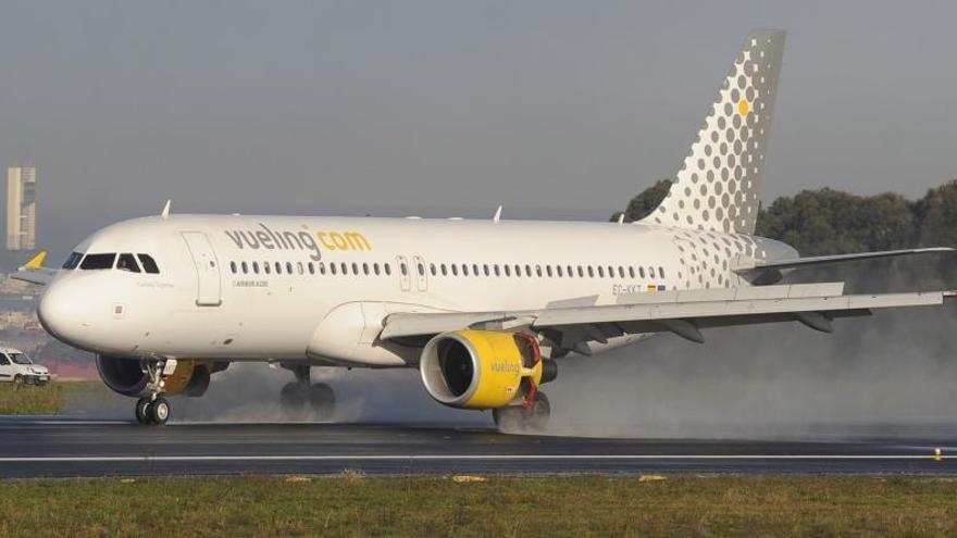 Un avión de Vueling, en Alvedro.