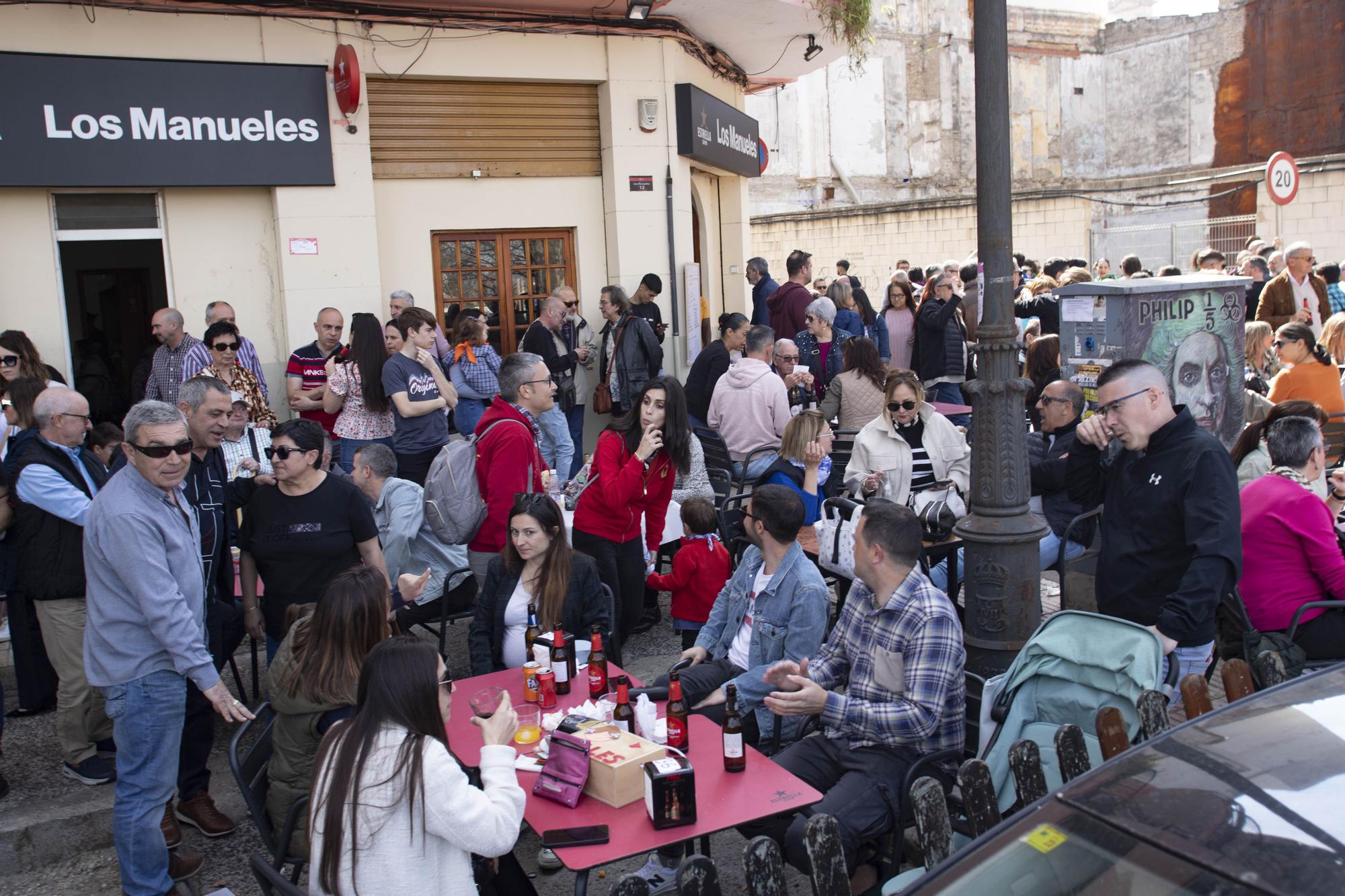 La mascletà de Caballer "retumba" en el Jardí de la Pau de Xàtiva