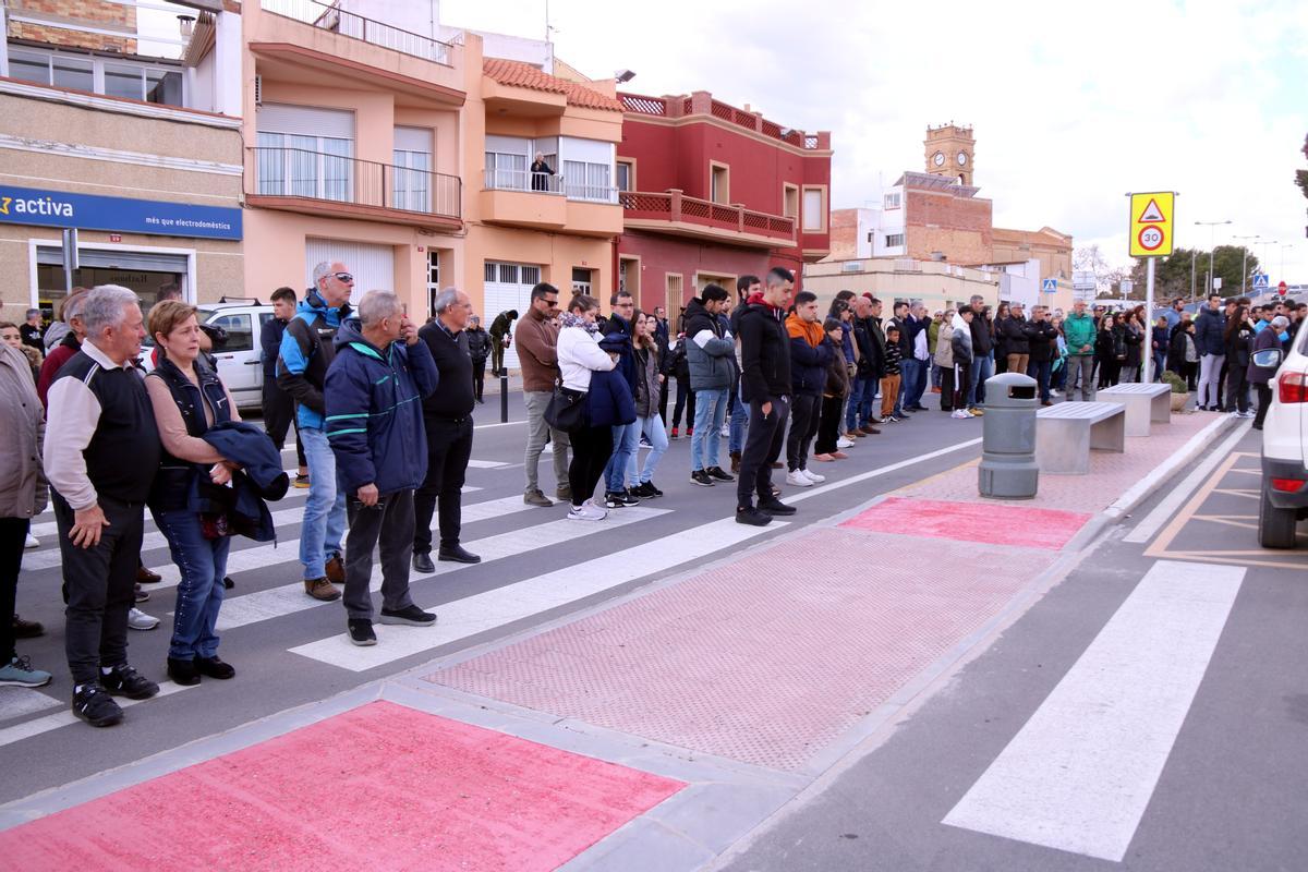 Veïns de Camarles durant el minut de silenci fet en record dels tres joves del municipi morts en un accident de trànsit aquest diumenge a la TV-3022