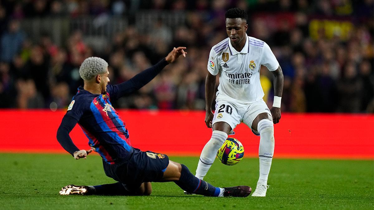 Araujo y Vinicius, en una acción del clásico de liga en el Camp Nou