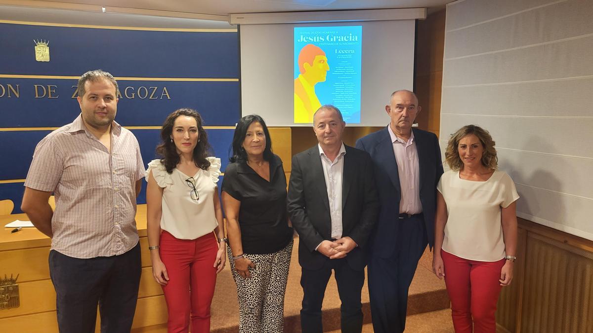 Presentación del festival de jotas en homenaje a Jesús Gracia, con la teniente alcalde de Lécera, Pilar Bernad y Miguel Sanz, diputado provincial, entre otros.