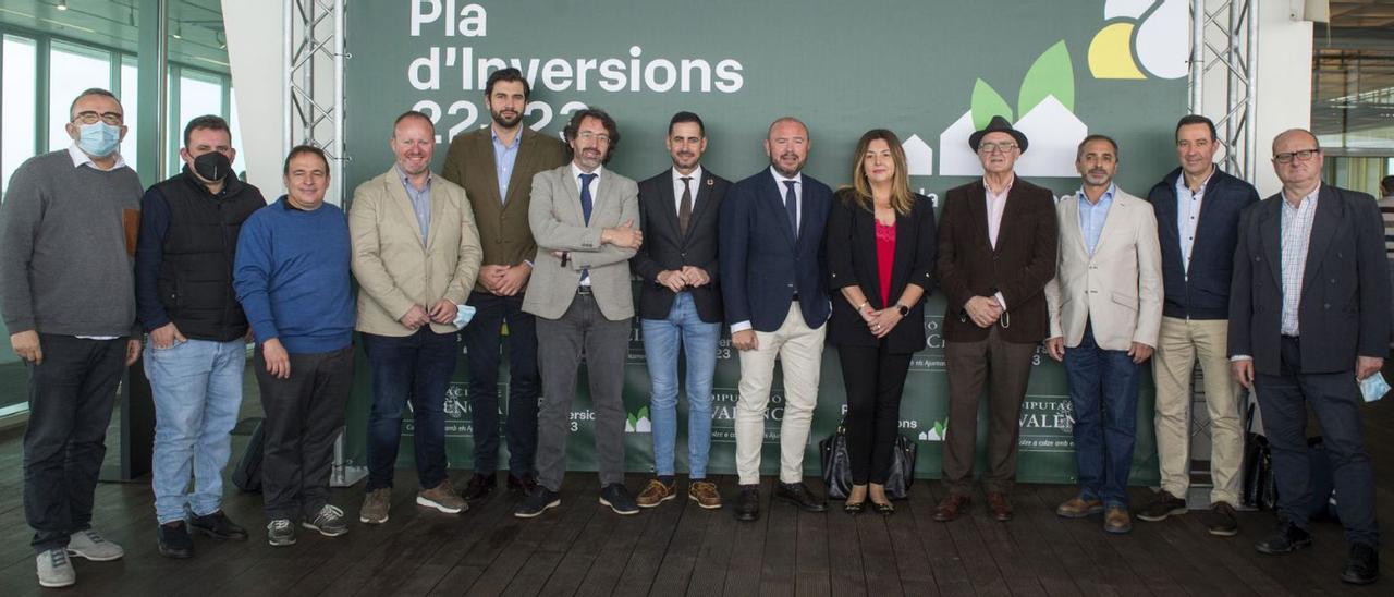 Alcaldes y concejales de los municipios de la Safor, ayer con el presidente y el vicepresidente de la Diputació, en la Marina de València.           | LEVANTE-EMV