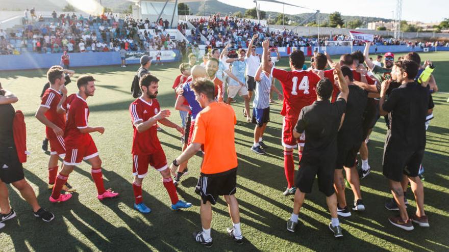 Los jugadores del Ibiza-Eivissa y la afición celebran el ascenso a Tercera.