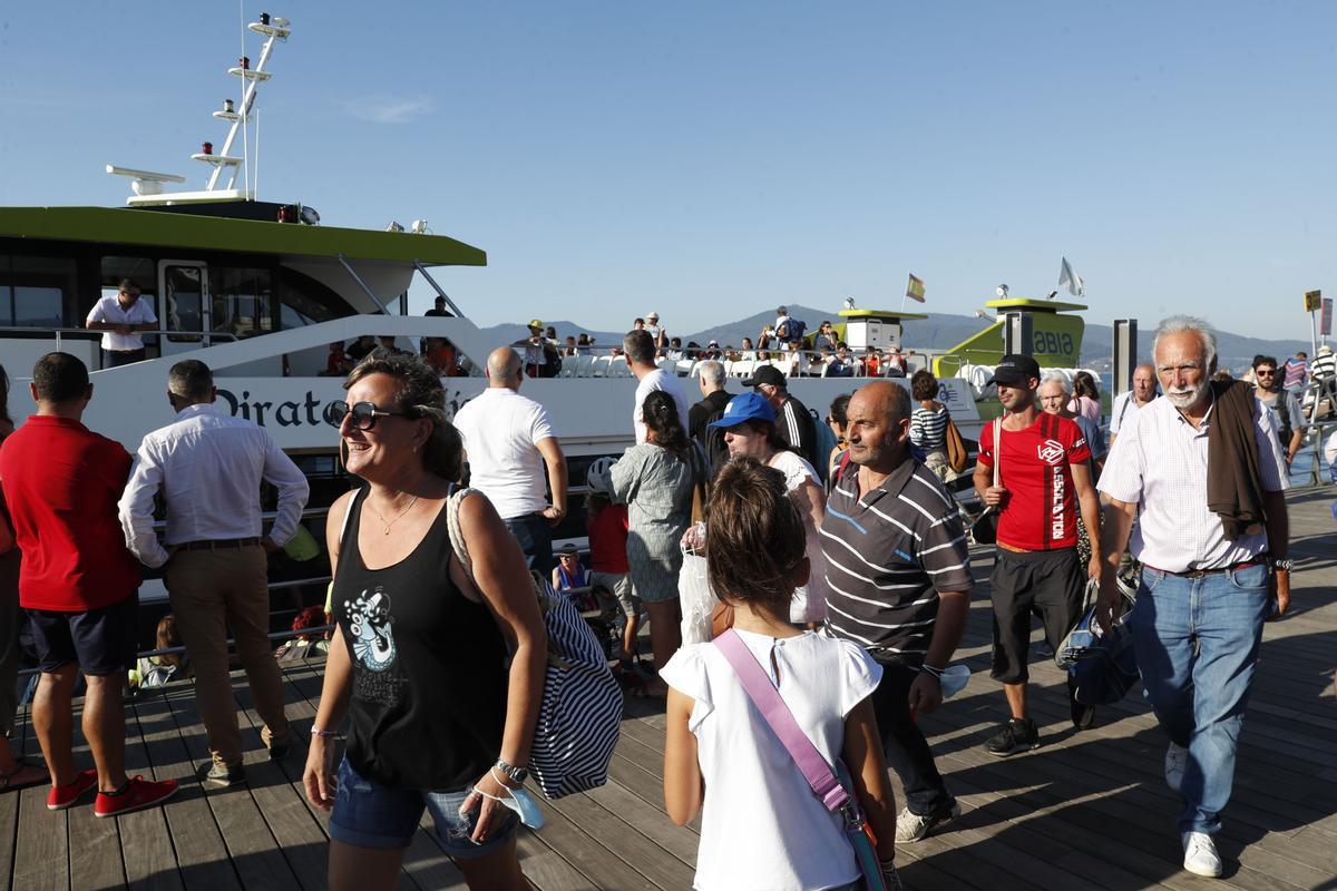 Un grupo de viajeros desembarca en Vigo después de visitar Cíes, en el Parque Nacional Illas Atlánticas.