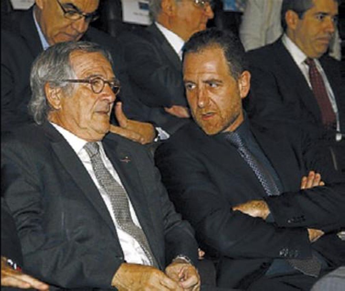 L’alcalde de Barcelona, Xavier Trias, parla amb el director d’EL PERIÓDICO durant l’acte d’ahir a la nit.