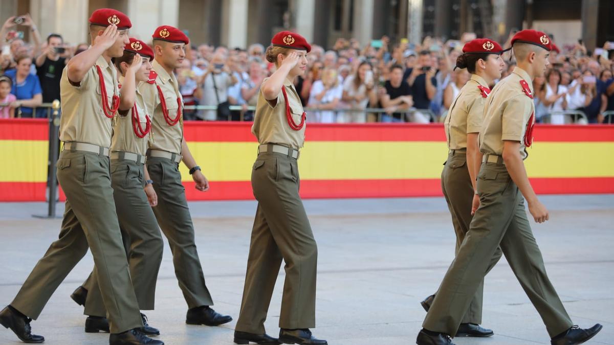 En imágenes | La princesa Leonor marcha con sus compañeros antes de hacer su ofrenda a la Virgen