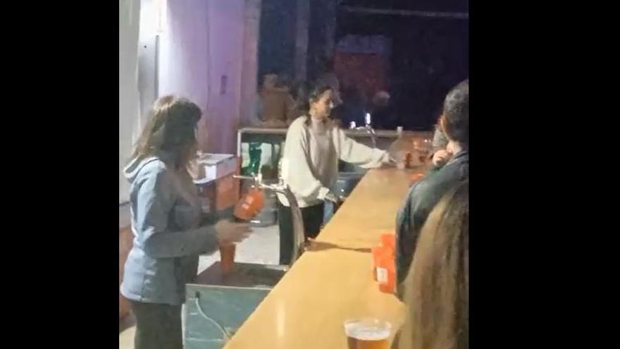 Dos camaereas sirven cerveza en las fiestas del Arrabal