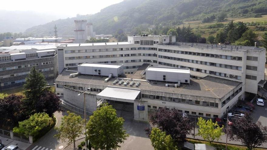 Prevenir mejor que curar: El Principado invierte 620.000 euros en arreglar las fachadas del hospital Valle del Nalón