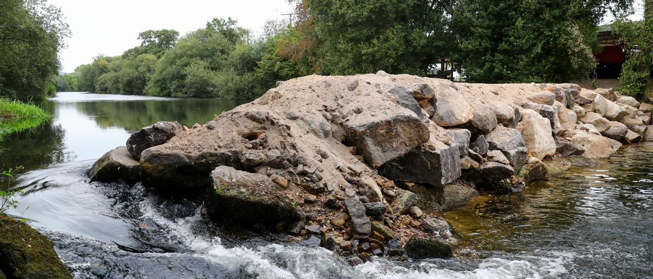 Imagen tomada ayer en la presa creada en el Umia para evitar la salinización del río en el punto donde se encuentran los bombeos con los que se abastece a la isla de A Toxa.