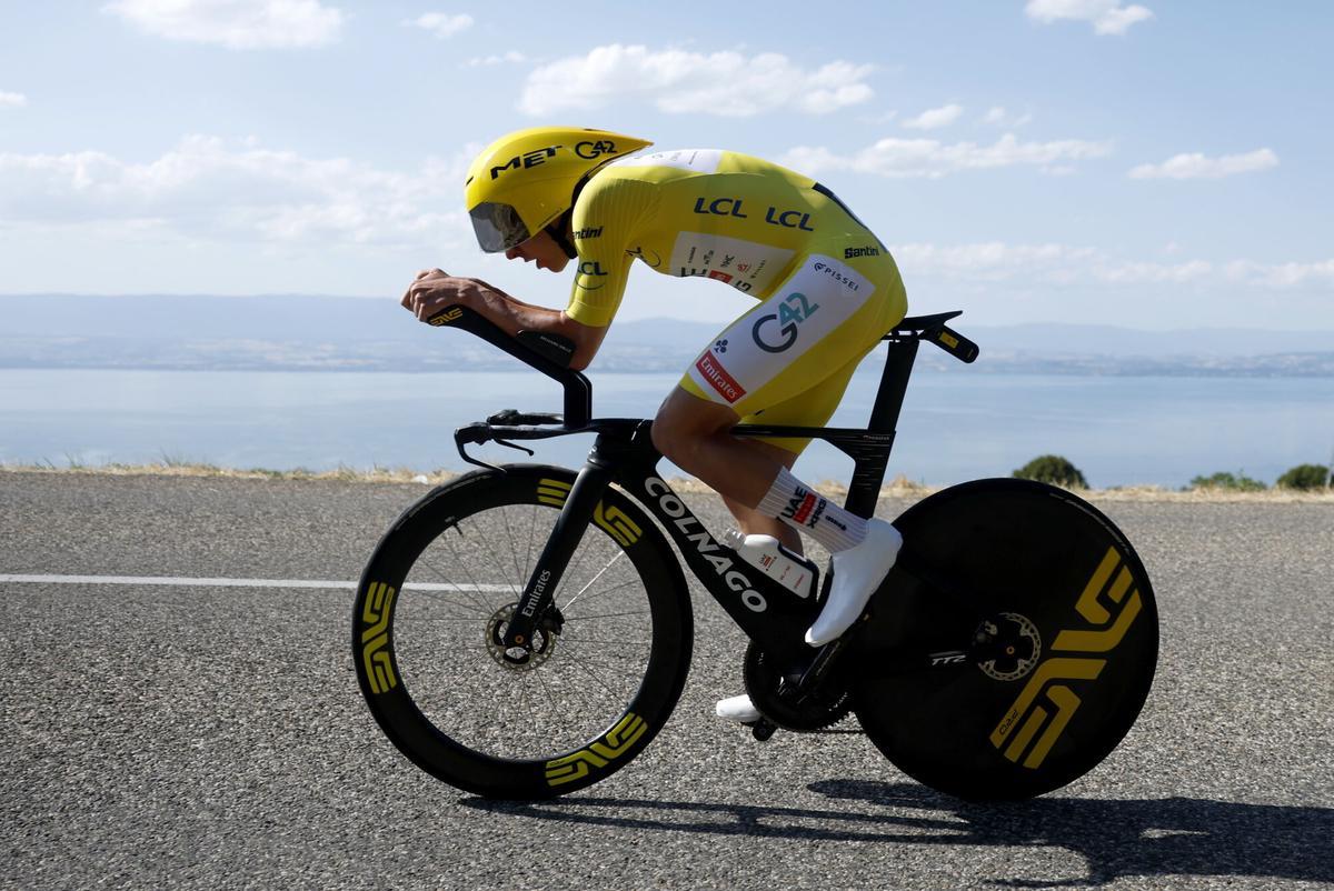 El ciclista esloveno Tadej Pogacar, líder general con el maillot amarillo durante la etapa 16 del Tour de Francia. El ciclista esloveno Tadej Pogacar, líder general con el maillot amarillo durante la etapa 16 del Tour de Francia.