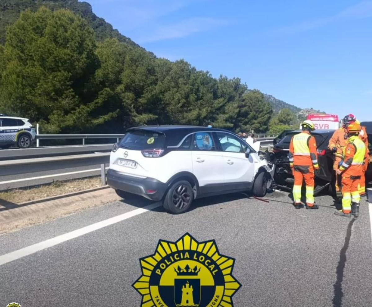 Actuación de la Policía Local de Tavernes tras la colisión múltiple.