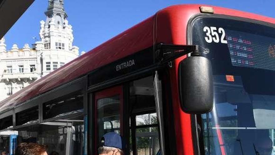 Un usuario sube al autobús urbano.