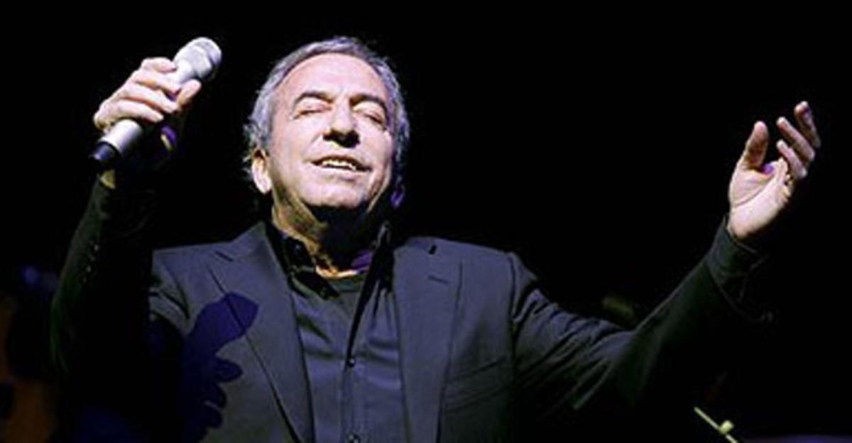 José Luis Perales, en un moment del concert de dimarts passat al Teatro Rialto de Madrid. José Luis Perales, en un moment del concert de dimarts passat al Teatro Rialto de Madrid.