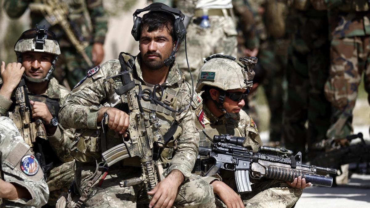 Imagén de archivo de soldados afganos montando guardia a posiciones militares