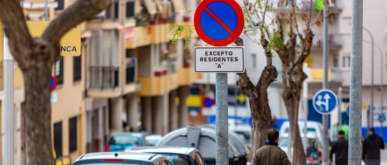 Una de las calles del barrio de la Colonia Madrid donde ya se ha implantado de forma experimental el aparcamiento para residentes.