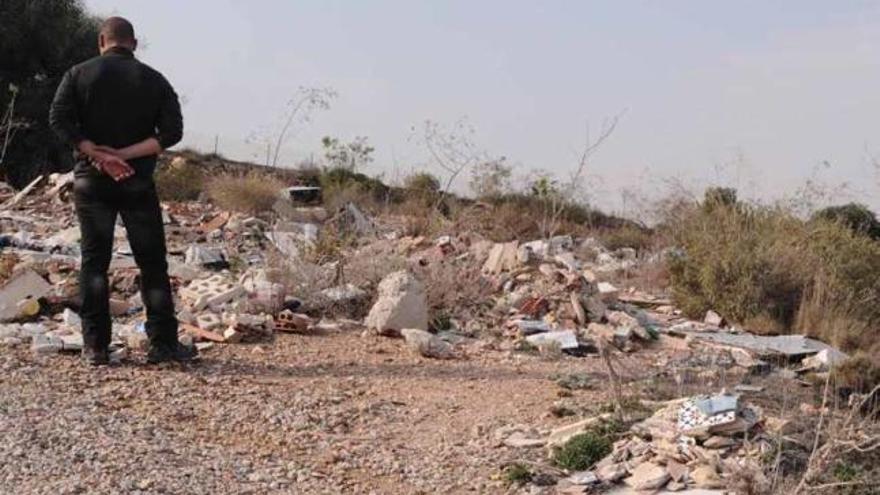 Un sector urbanístico rebosa basura a lo largo de un kilómetro