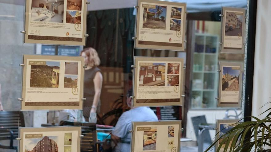 Carteles de viviendas en venta en el escaparate de una inmobiliaria. | | MARÍA PISACA