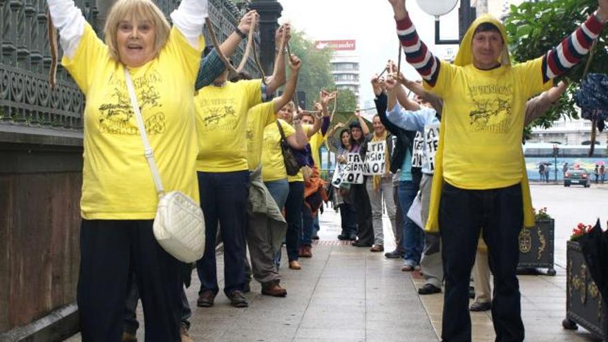 Protesta ante la Junta General contra el tendido de alta tensión «Costa Verde»