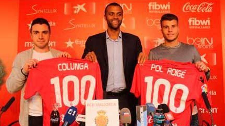 El director general del Mallorca Maheta Molango, entre Adrián Colunga y Pol Roigé la pasada temporada en la presentación de los dos futbolistas.