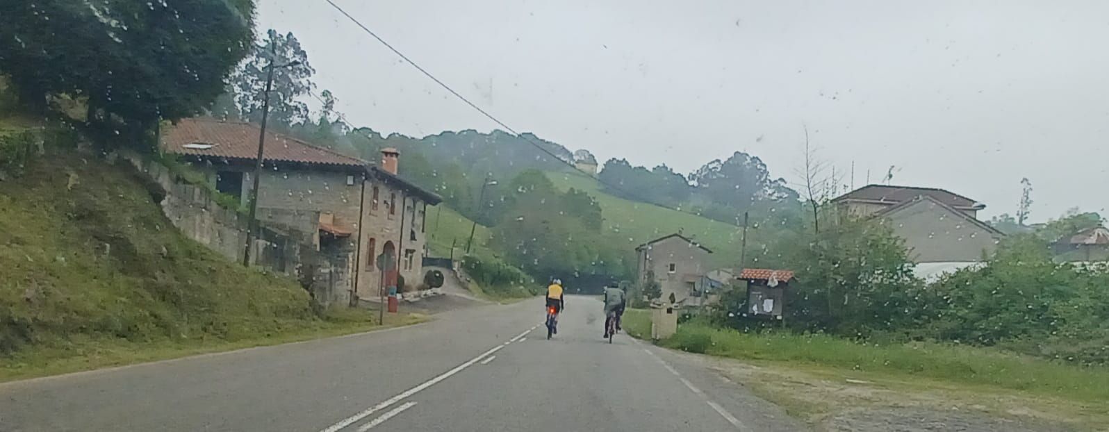 La "otra Vuelta" recorre Siero: lleno total de ciclistas en la carretera Carbonera a su paso por el municipio