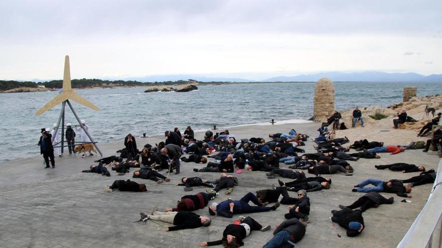 Ecologistes i veïns simulen un mar ple de peixos i aus mortes com a protesta contra el parc eòlic marí de Roses