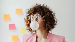 Parece inofensivo, pero… ¿Qué le pasa a tu cuerpo cuando comes chicle?