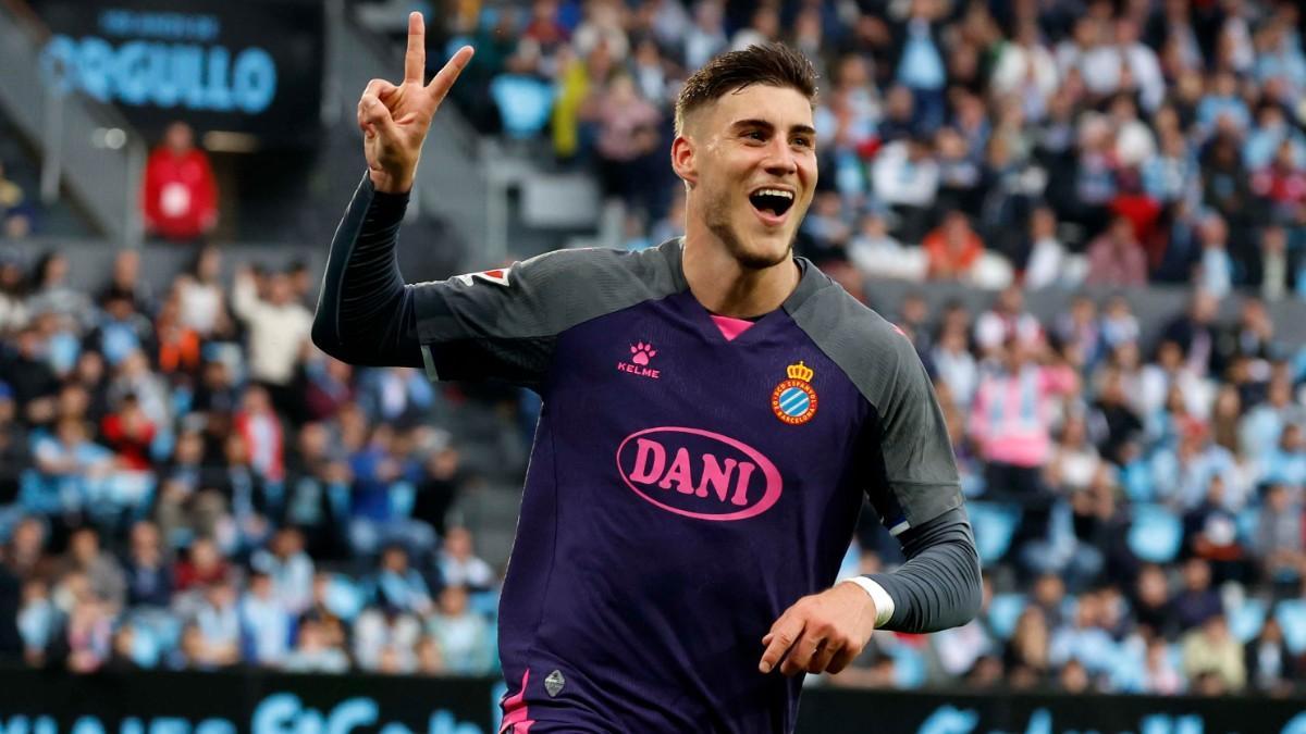Roberto Fernández celebra su doblete al Celta en Balaídos