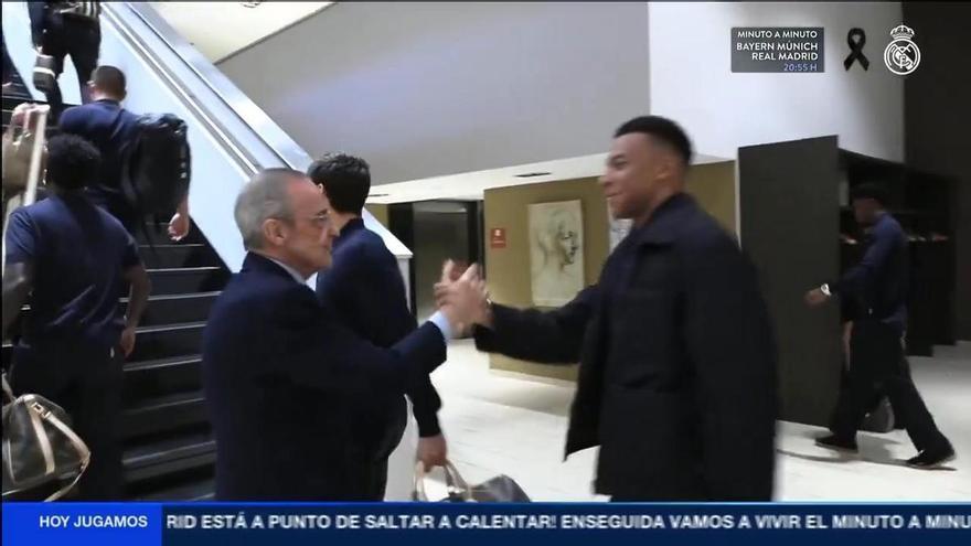 Florentino Pérez saluda uno a uno a los jugadores antes del choque ante el Bayern