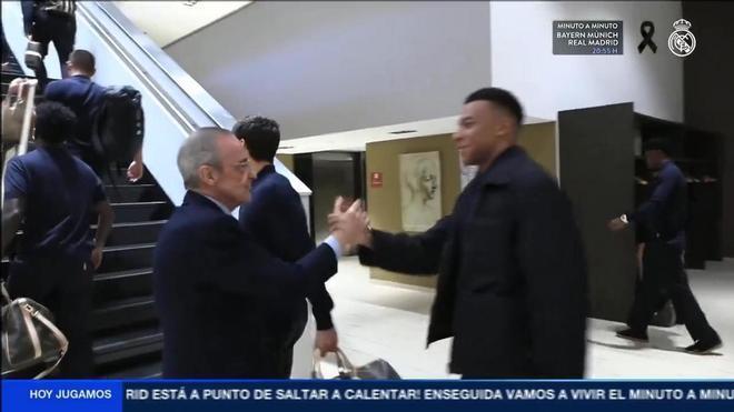 Florentino Pérez saluda uno a uno a los jugadores antes del choque ante el Bayern