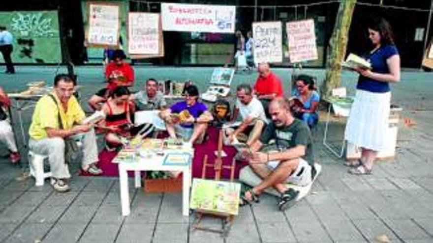 Los &#039;indignados&#039; protestan contra el cierre de bibliotecas