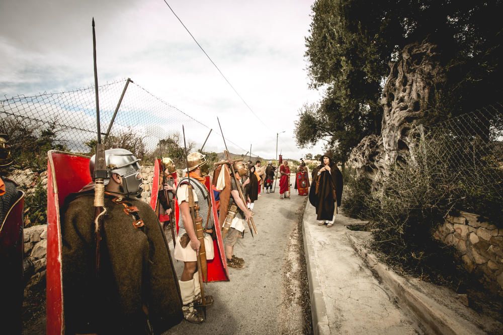 Veinte personas con trajes de romano recorren el Camí del Peix