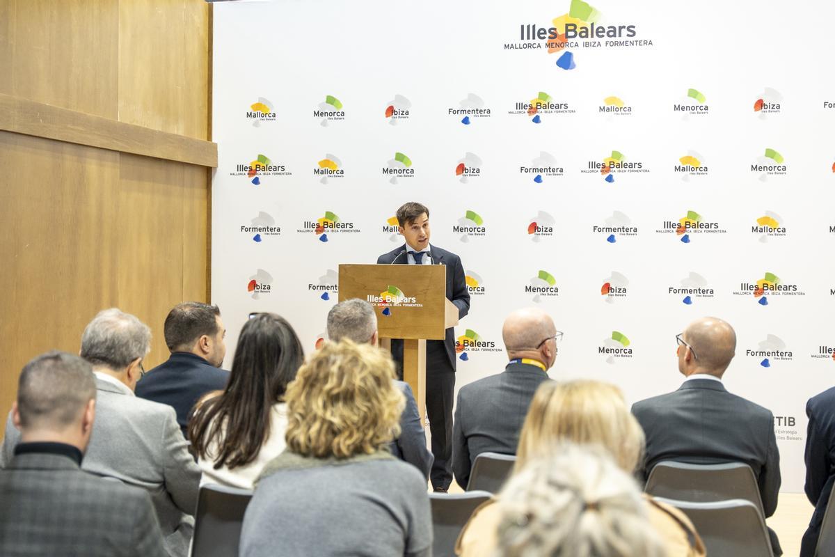 El conseller de Deportes de Formentera, Hugo Martínez, durante su intervención en Fitur
