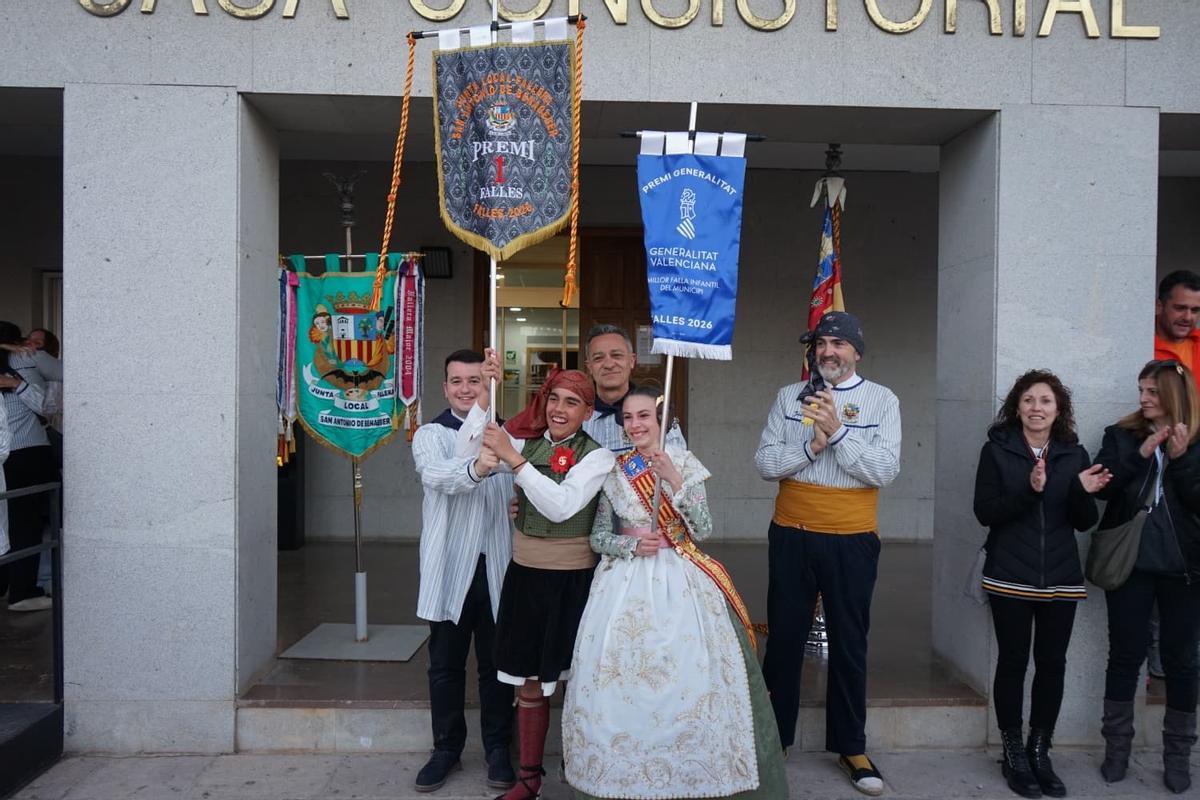 Momento de recogida de los primeros premios para la falla Túria de San Antonio de Benagéber.