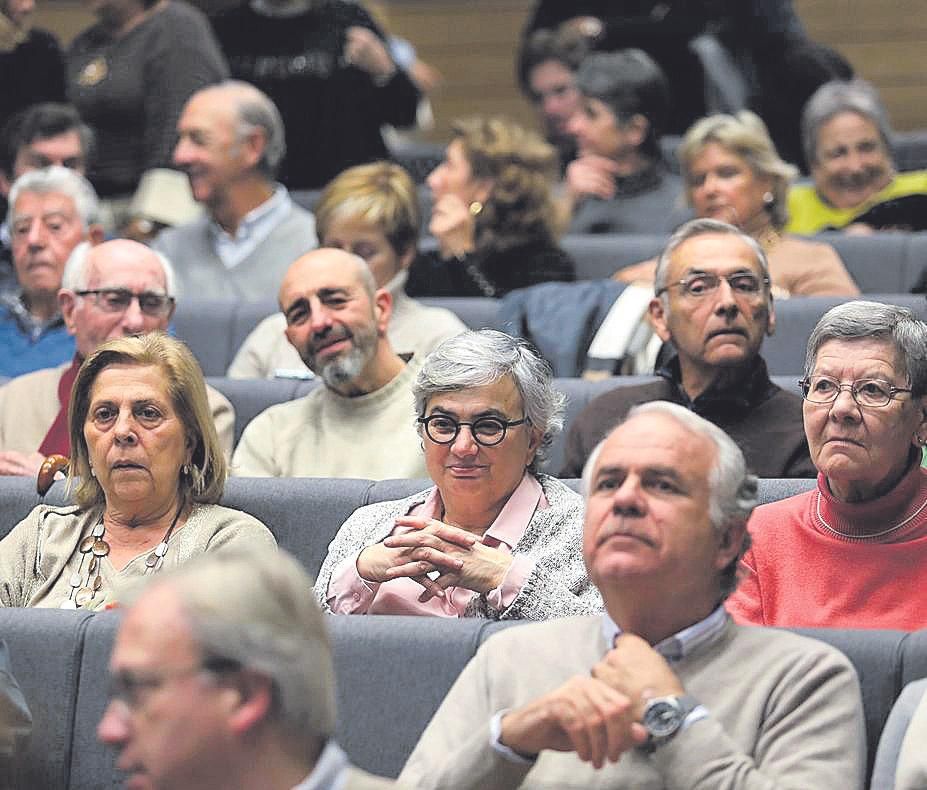 Visitantes en la exposición "Guardianes del tiempo" organizada por LA NUEVA ESPAÑA