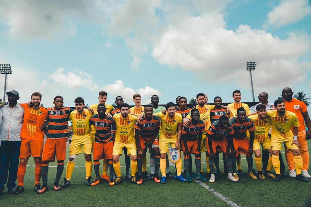 Los jugadores del Ramassà con los de otro equipo africano