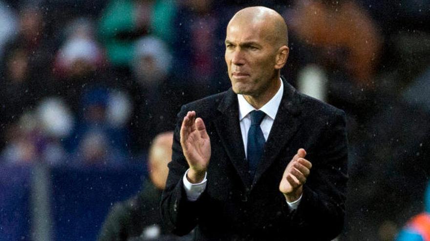 Zidane da instrucciones a sus jugadores en el partido ante el Sevilla.