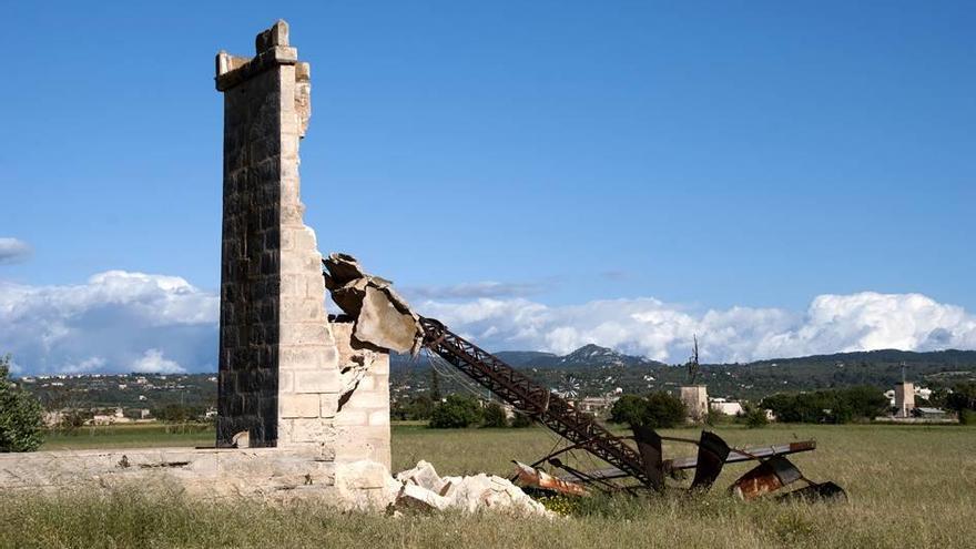 Un molino tradicional destrozado en el Pla de Sant Jordi