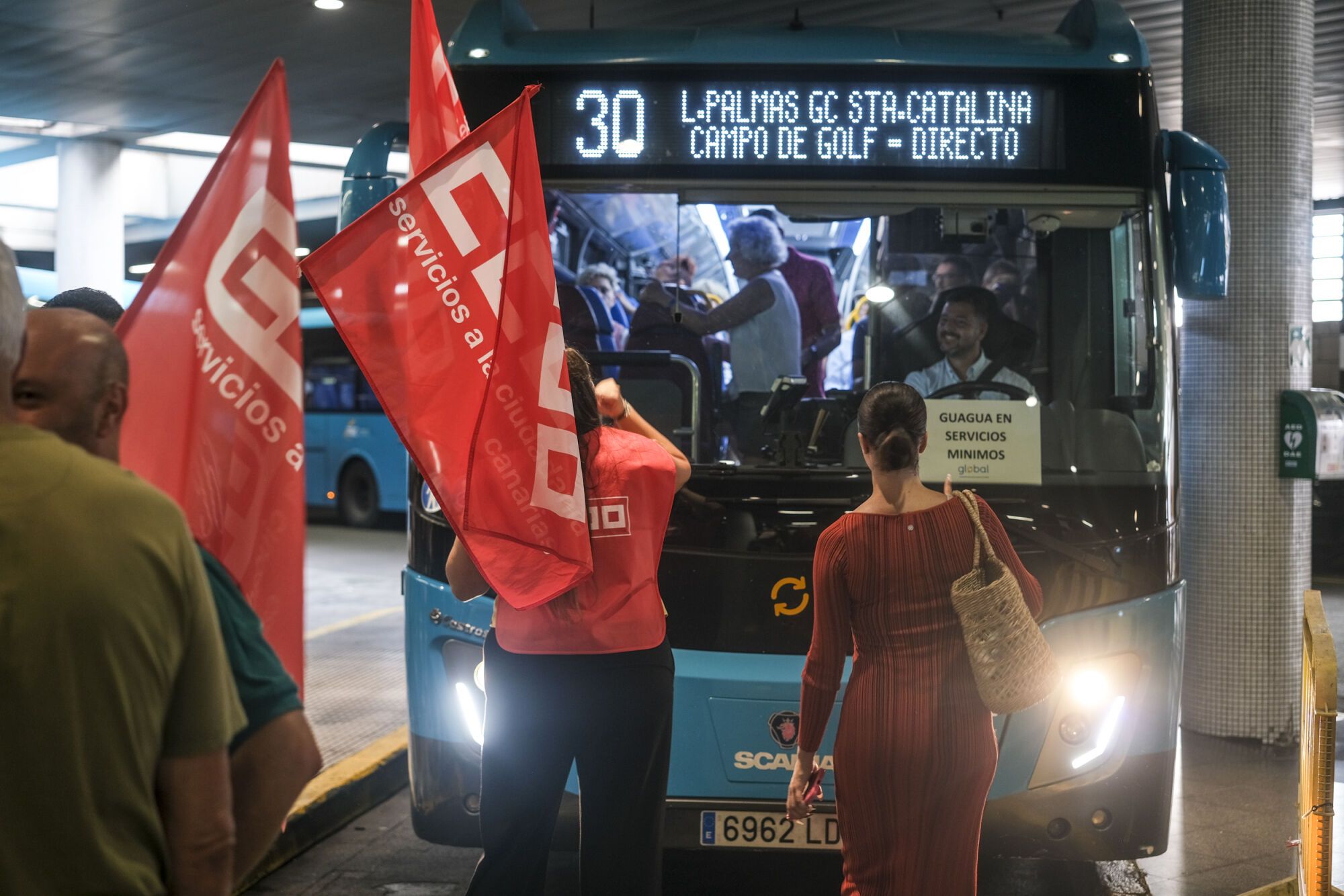 Primera jornada de huelga de los guagüeros del transporte interurbano en Gran Canaria