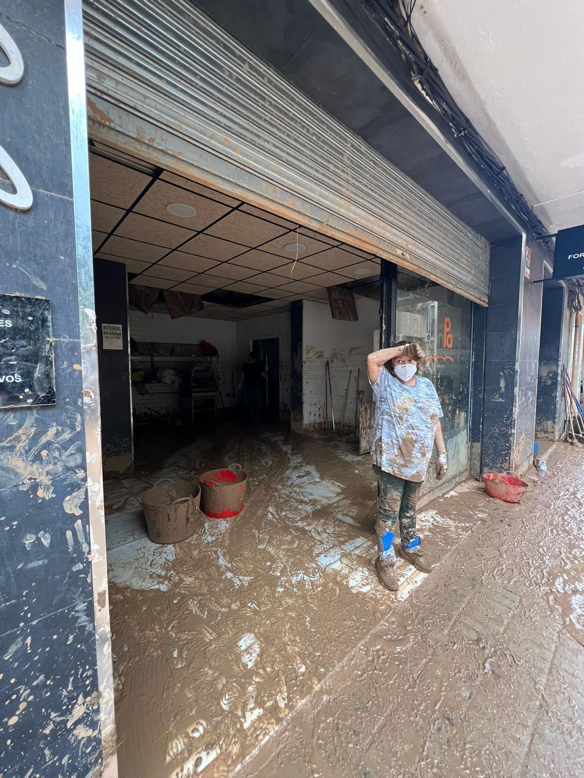 Una de las trabajadoras de Don Pa, en uno de los hornos arrasados