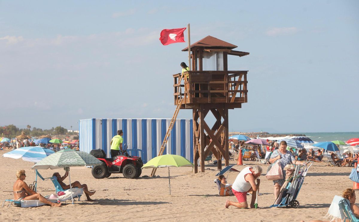 Vista de la playa del Port de Sagunt con bandera roja.