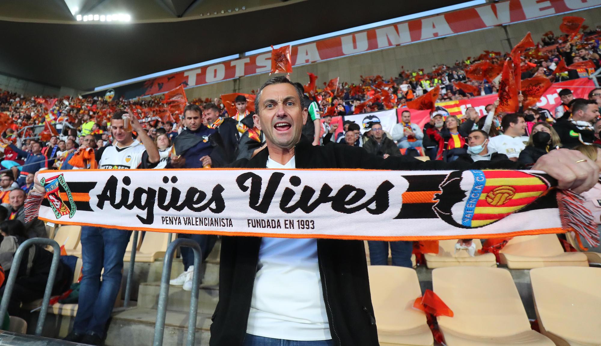 La afición valencianista llena de color el estadio de La cartuja