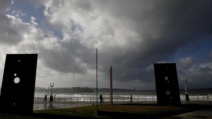 Playa y muro de San Lorenzo, nuboso.