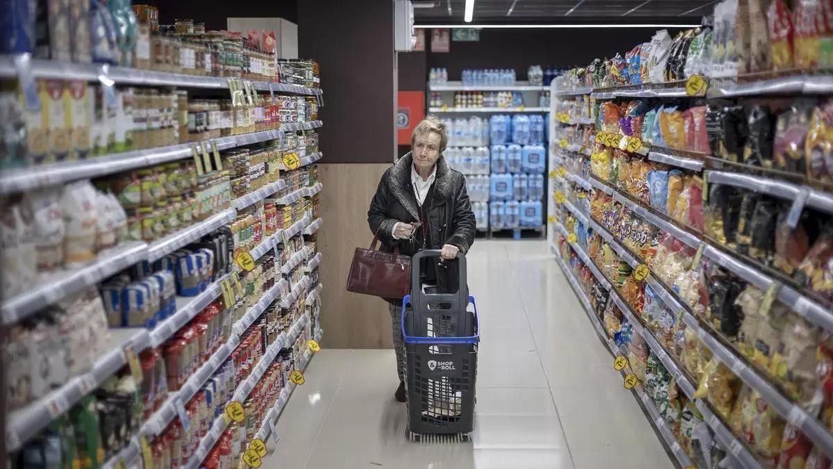 Una mujer hace la compra en un supermercado