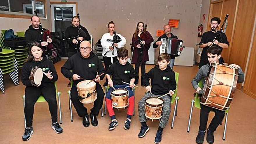 Integrantes da Asociación Cultural Triskell, nun ensaio.