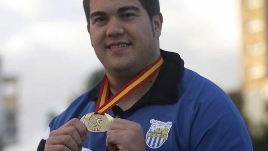 Borja Vivas posa con su medalla de oro, ayer en las instalaciones de Carranque.