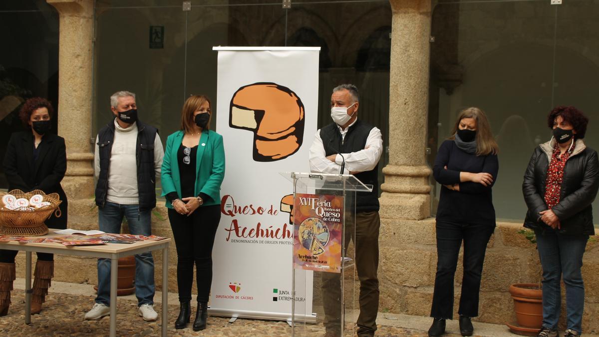 Representantes de las queserías de Acehúche, la diputada de Agricultura, Elisabeth Martín Declara, y el alcalde, Benito Arias, en la presentación.