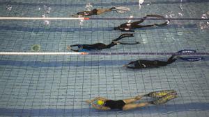 Entreno de apnea dinámica del club Cavalldemar en la piscina del CEM La Verneda.